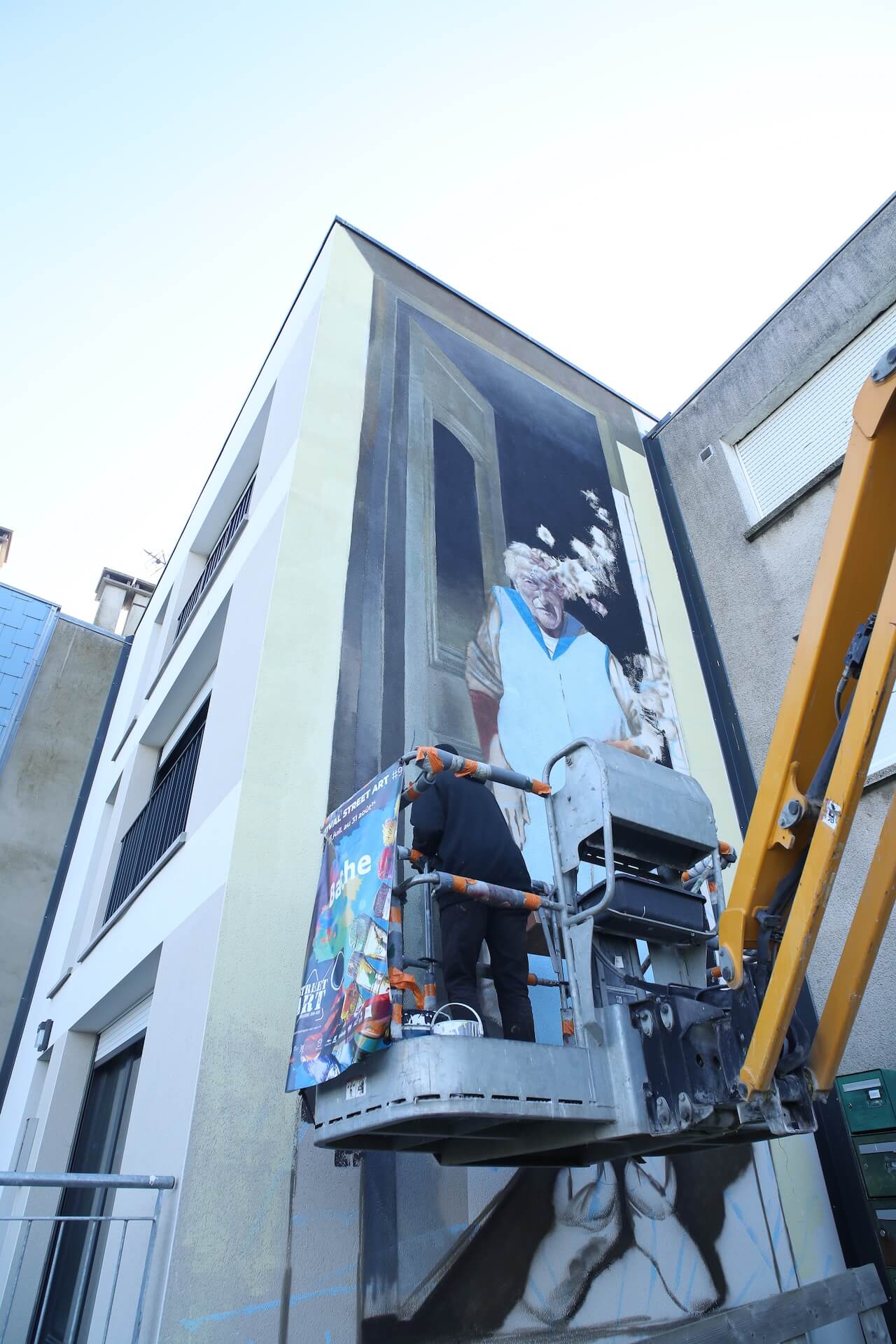 Bache creating his mural in Boulogne-sur-Mer during the Street Art Festival 2024