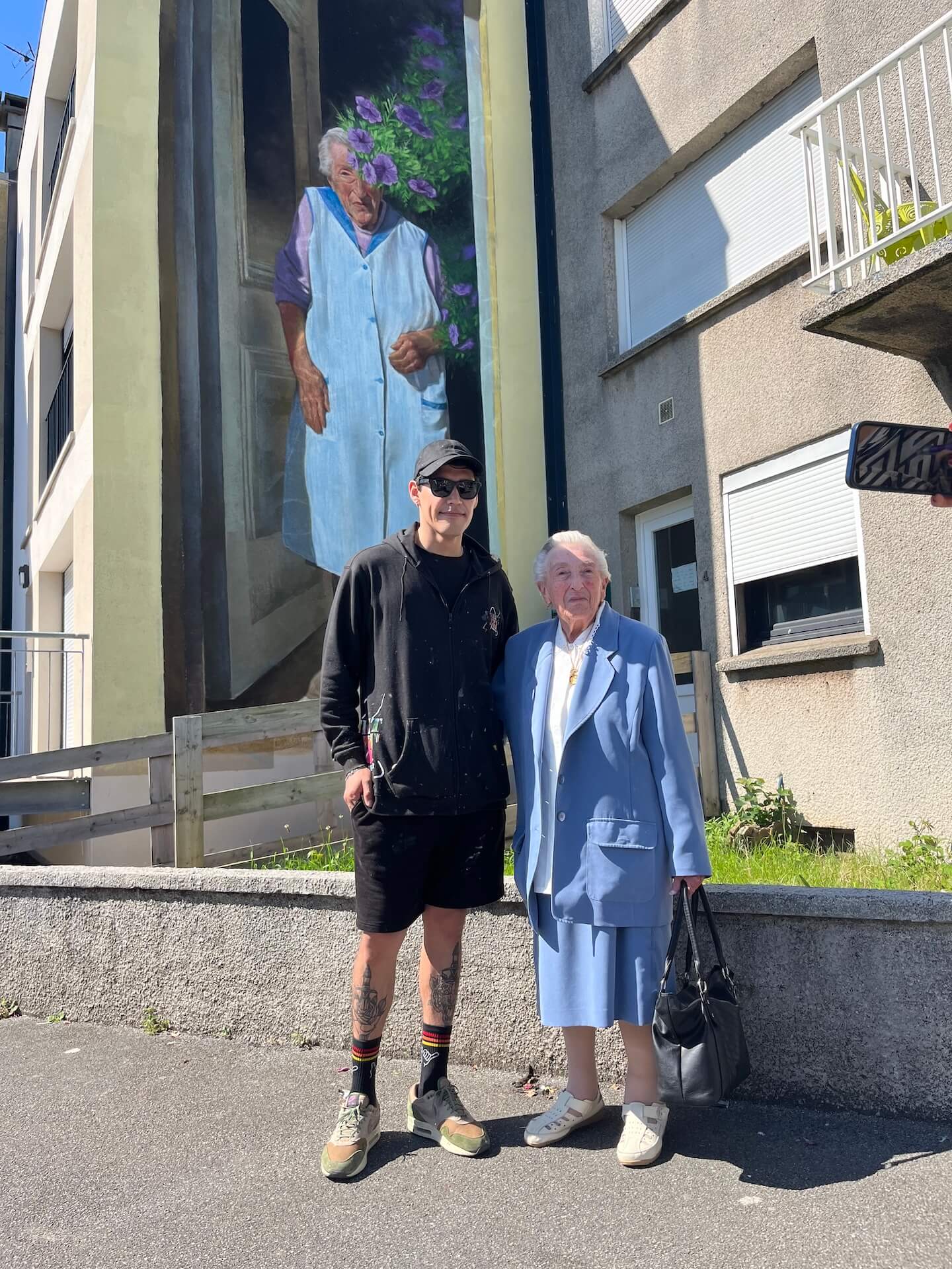 Bache and Mauricette pose infant of mural Boulogne-sur-Mer portrait on boulevard Chanzy