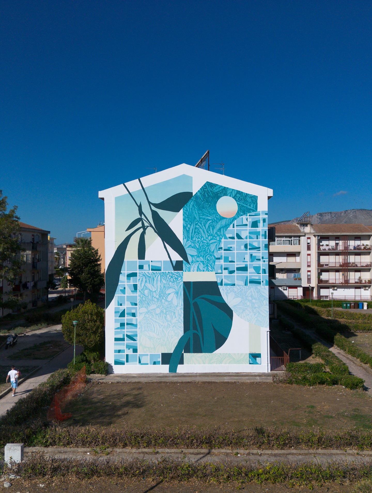 Tellas Focus mural Alcamo wide view in Quartiere Maria Ausiliatrice